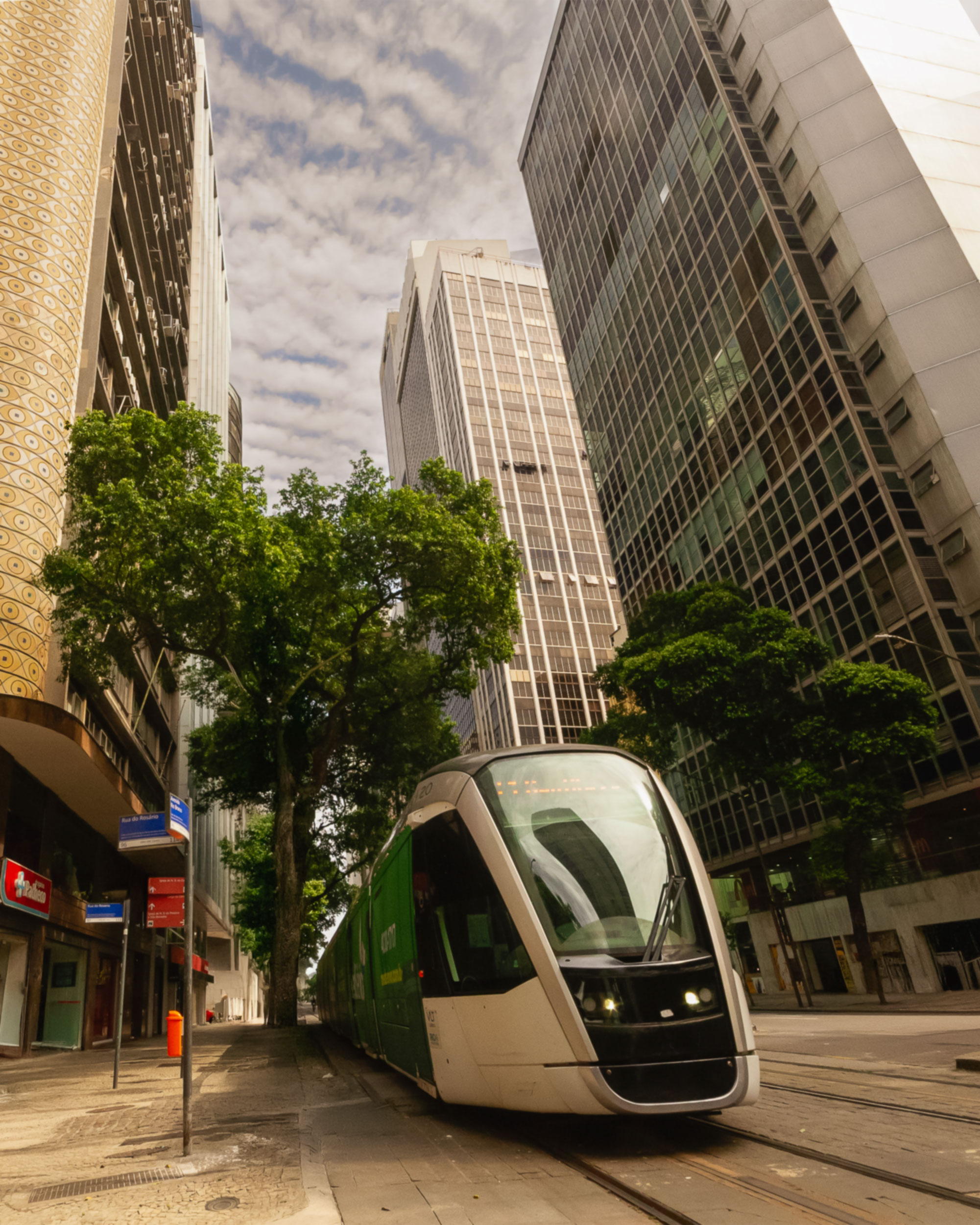 Prédio no RJ e visão do VLT no centro do Rio de Janeiro